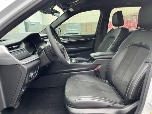 Used 2026 Jeep Grand Cherokee Altitude AWD/4WD image 12