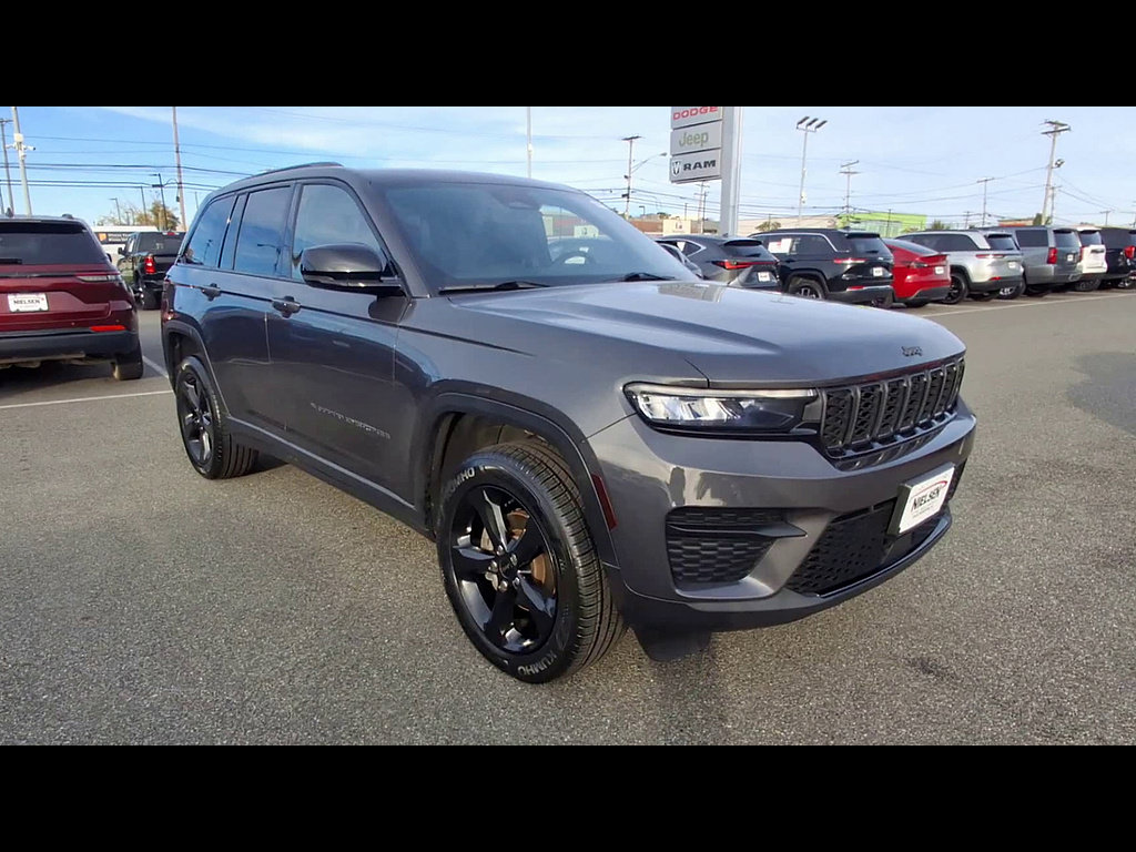 Used 2023 Jeep Grand Cherokee Altitude AWD/4WD image 2