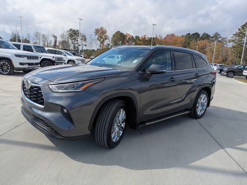 Certified 2022 Toyota Highlander Limited image 3