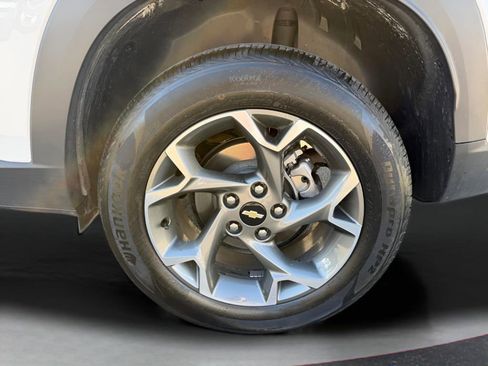 Used 2025 Chevrolet Trax LT w/ LT Convenience Package image 10