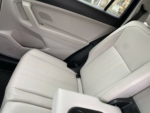 Used 2024 Volkswagen Tiguan SE w/ Panoramic Sunroof Package AWD/4WD image 17