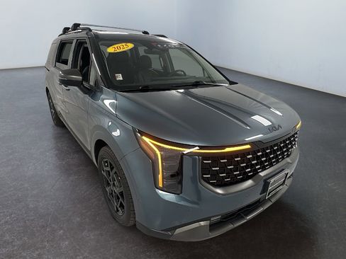 Used 2025 Kia Carnival SX Prestige image 1