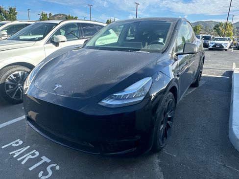 Used 2023 Tesla Model Y Long Range AWD/4WD image 1