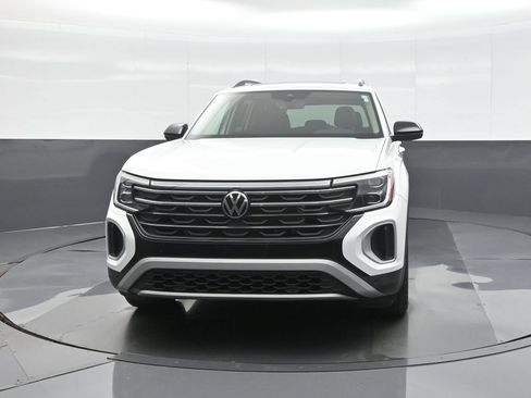 Used 2024 Volkswagen Atlas Peak Edition SE AWD/4WD image 2