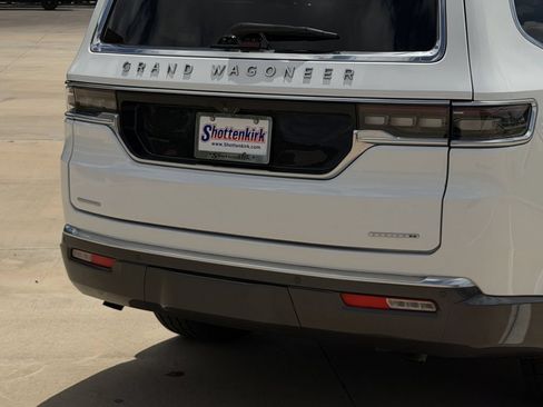 Used 2022 Jeep Grand Wagoneer Series II w/ Convenience Group III AWD/4WD image 6