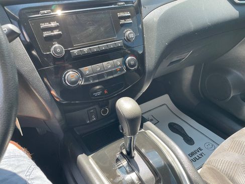 Used 2015 Nissan Rogue S AWD/4WD image 2