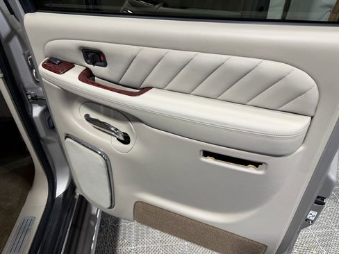 Used 2004 Cadillac Escalade ESV Platinum image 15