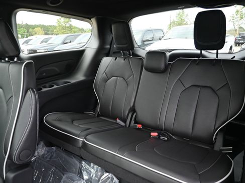 New 2026 Chrysler Pacifica Limited image 22