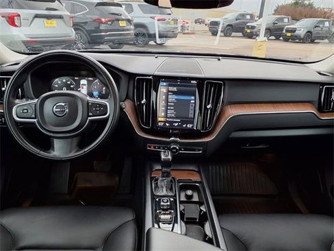 Used 2019 Volvo XC60 T5 Momentum w/ Multimedia Package image 4