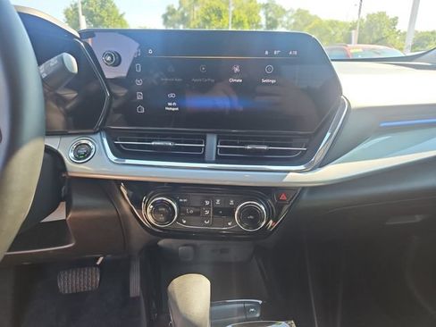 Used 2024 Chevrolet Trax LT w/ Driver Confidence Package FWD image 19