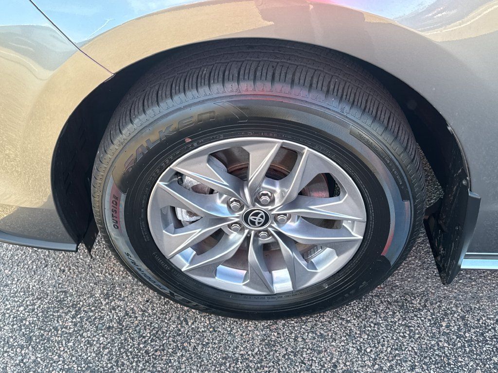 Used 2026 Toyota Sienna LE AWD/4WD image 40