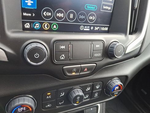 Used 2024 GMC Terrain SLT w/ Infotainment Package II image 16