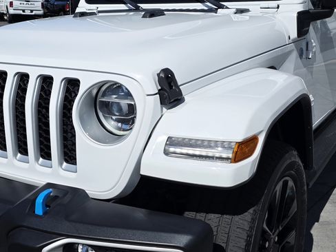 Certified 2022 Jeep Wrangler Unlimited Sahara AWD/4WD image 8