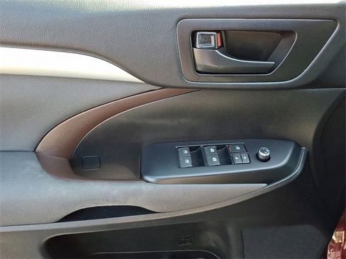 Used 2019 Toyota Highlander AWD V6 image 15