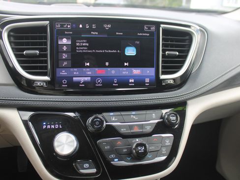 Used 2023 Chrysler Pacifica Touring-L image 12