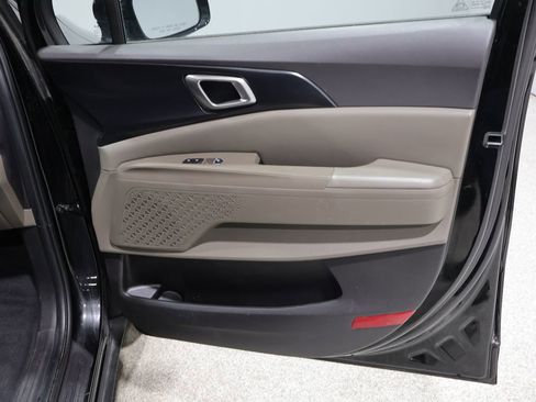 Used 2025 Kia Carnival FWD image 21