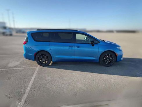 New 2026 Chrysler Pacifica Limited image 14