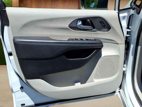 Used 2023 Chrysler Pacifica Touring-L FWD image 19