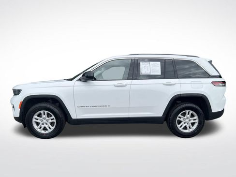 Used 2023 Jeep Grand Cherokee Laredo AWD/4WD image 3