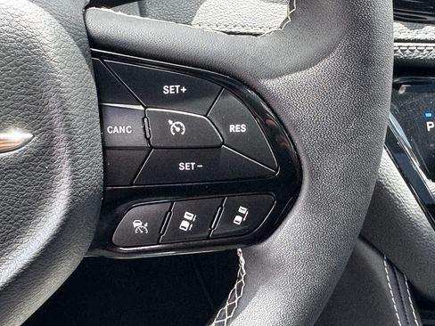 Used 2025 Chrysler Pacifica Limited FWD image 23
