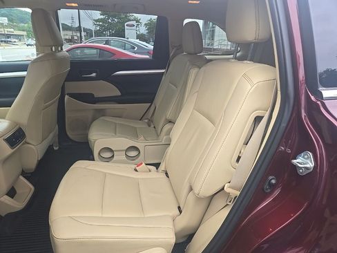 Used 2019 Toyota Highlander XLE AWD/4WD image 8