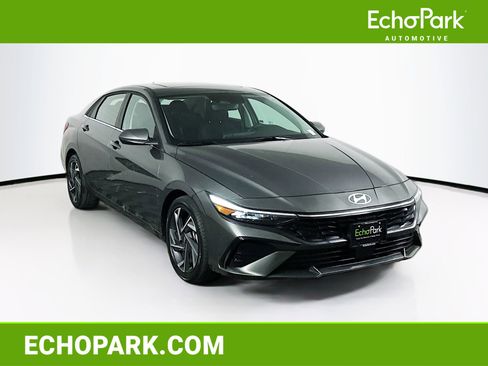 Used 2025 Hyundai Elantra SEL image 1