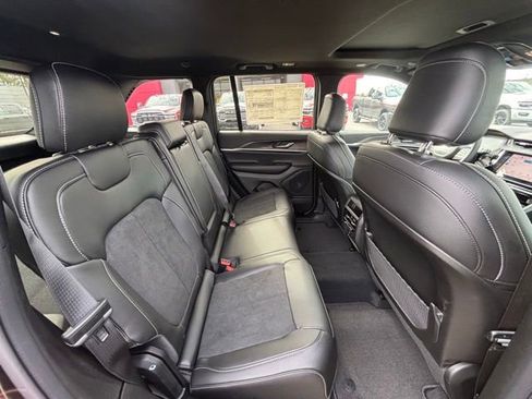 New 2026 Jeep Grand Cherokee Altitude image 9