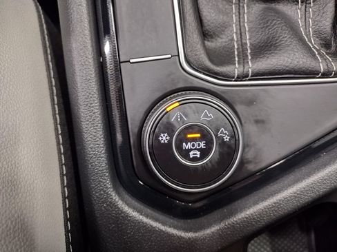 Certified 2025 Volkswagen Taos SE AWD/4WD image 27