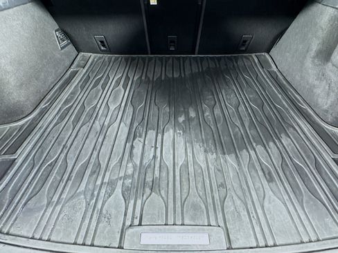 Used 2018 Land Rover Range Rover Velar R-Dynamic SE image 34