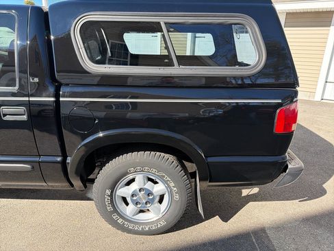 Used 2001 Chevrolet S10 Pickup LS image 16