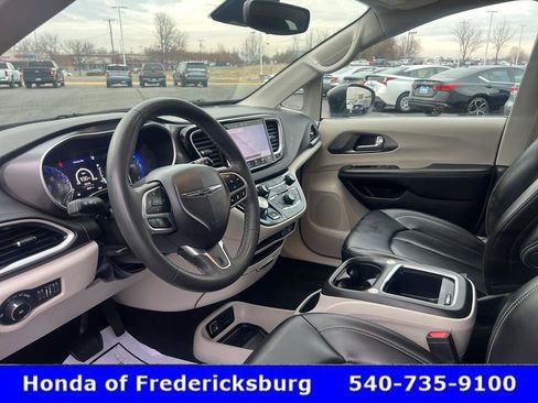 Used 2023 Chrysler Pacifica Touring-L image 12