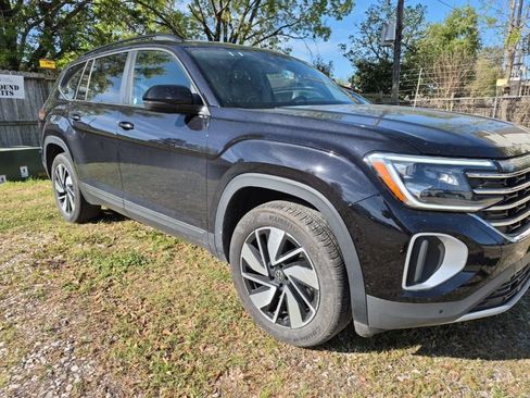 Used 2025 Volkswagen Atlas SE image 2