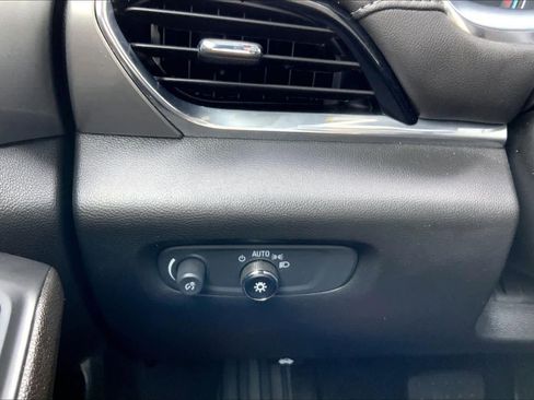 Used 2023 Chevrolet Traverse LT image 32