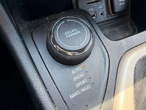 Used 2015 Jeep Cherokee Latitude w/ Comfort/Convenience Group AWD/4WD image 34