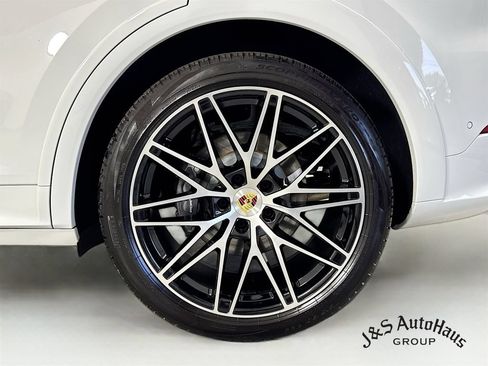 Used 2024 Porsche Cayenne Coupe AWD/4WD image 40
