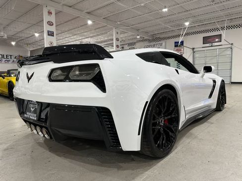 Used 2015 Chevrolet Corvette Z06 w/ 3LZ Preferred Equipment Group RWD image 3