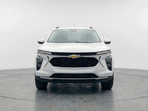 Used 2025 Chevrolet Trax LT w/ LT Convenience Package image 2