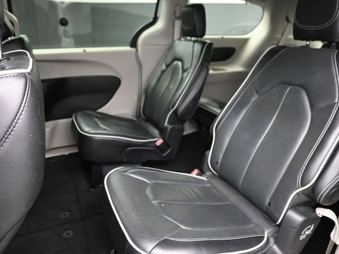 Used 2024 Chrysler Pacifica Limited FWD image 14