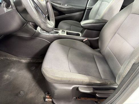 Used 2017 Chevrolet Cruze LS FWD image 12