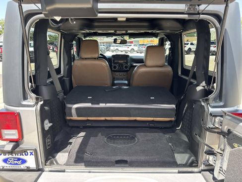 Used 2015 Jeep Wrangler Sahara w/ Connectivity Group AWD/4WD image 8