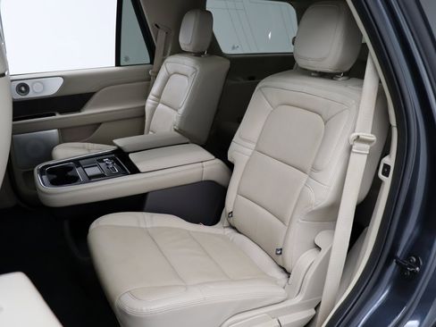 Used 2021 Lincoln Navigator Reserve w/ Luxury Package image 16