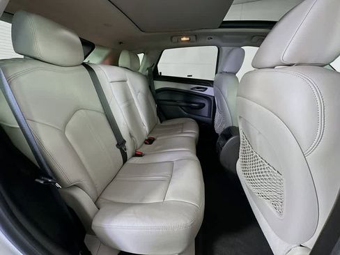 Used 2014 Cadillac SRX Luxury image 32