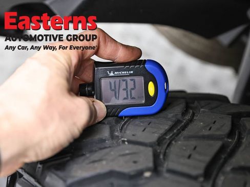 Used 2023 Jeep Wrangler Unlimited w/ Sun & Screen Package image 32