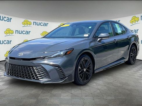 Used 2025 Toyota Camry SE FWD image 3