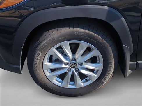 Used 2025 Toyota Corolla Cross LE image 28