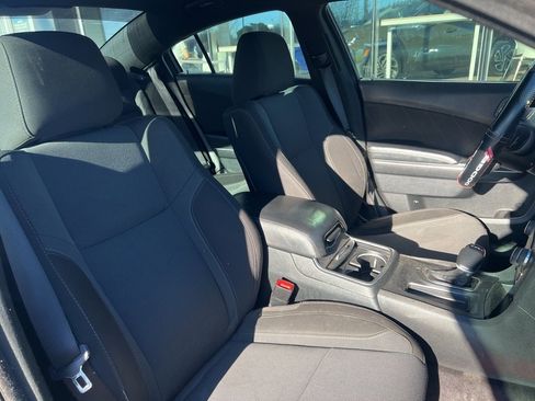 Used 2017 Dodge Charger SXT image 10