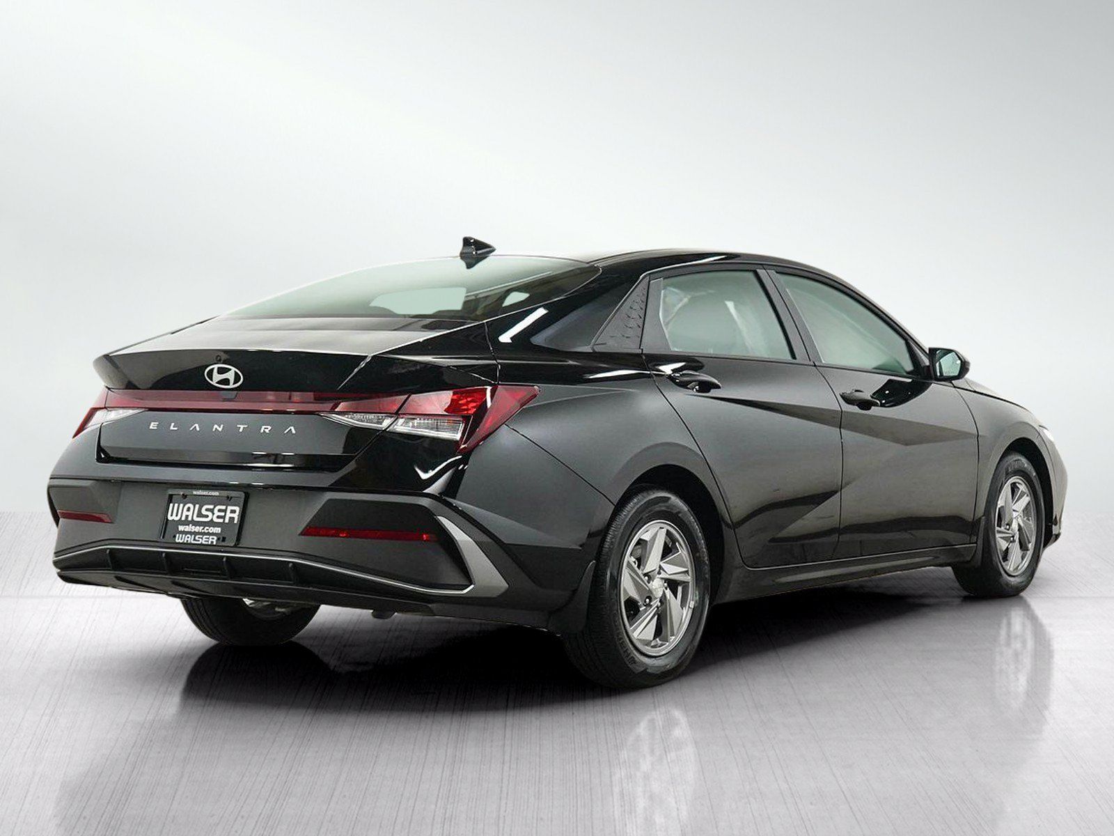 Used 2026 Hyundai Elantra SE FWD image 5