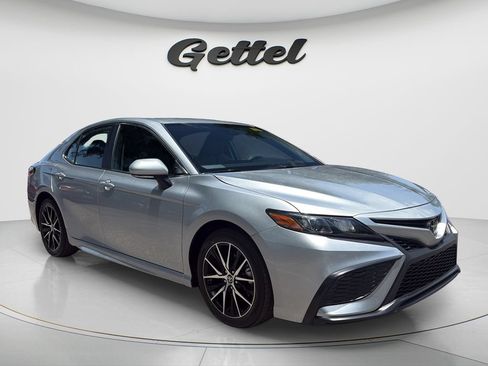 Used 2024 Toyota Camry SE w/ Cold Weather Package FWD image 3