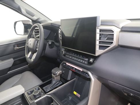 Used 2025 Toyota Tundra Limited AWD/4WD image 40