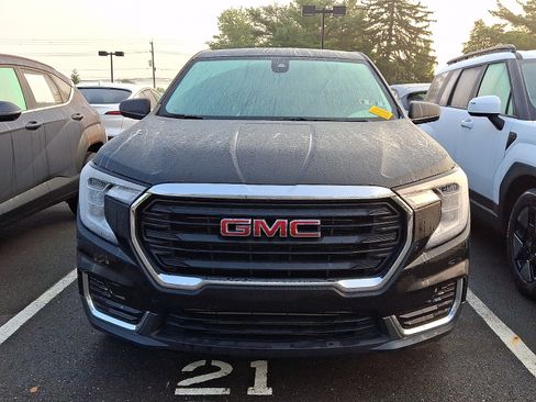 Used 2024 GMC Terrain SLE FWD image 3